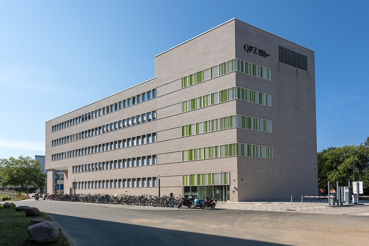 Uni Kiel Quincke Forschungszentrum. Außenansicht von Feldstraße. 