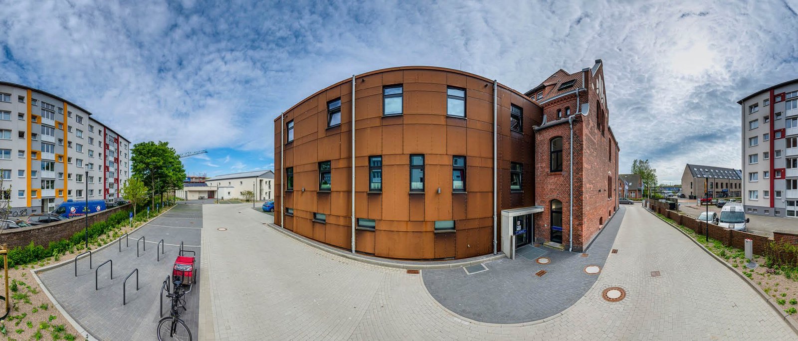 Polizeistation Sylt. Altbau mit Anbau aus Cortenstahl. 