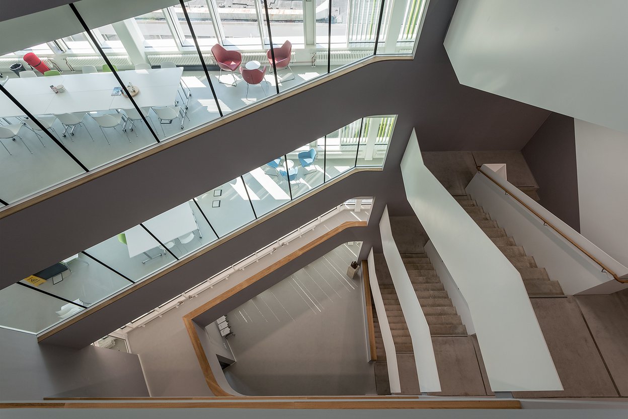 Uni Kiel Quincke Forschungszentrum. Innenansicht Treppenhaus. 