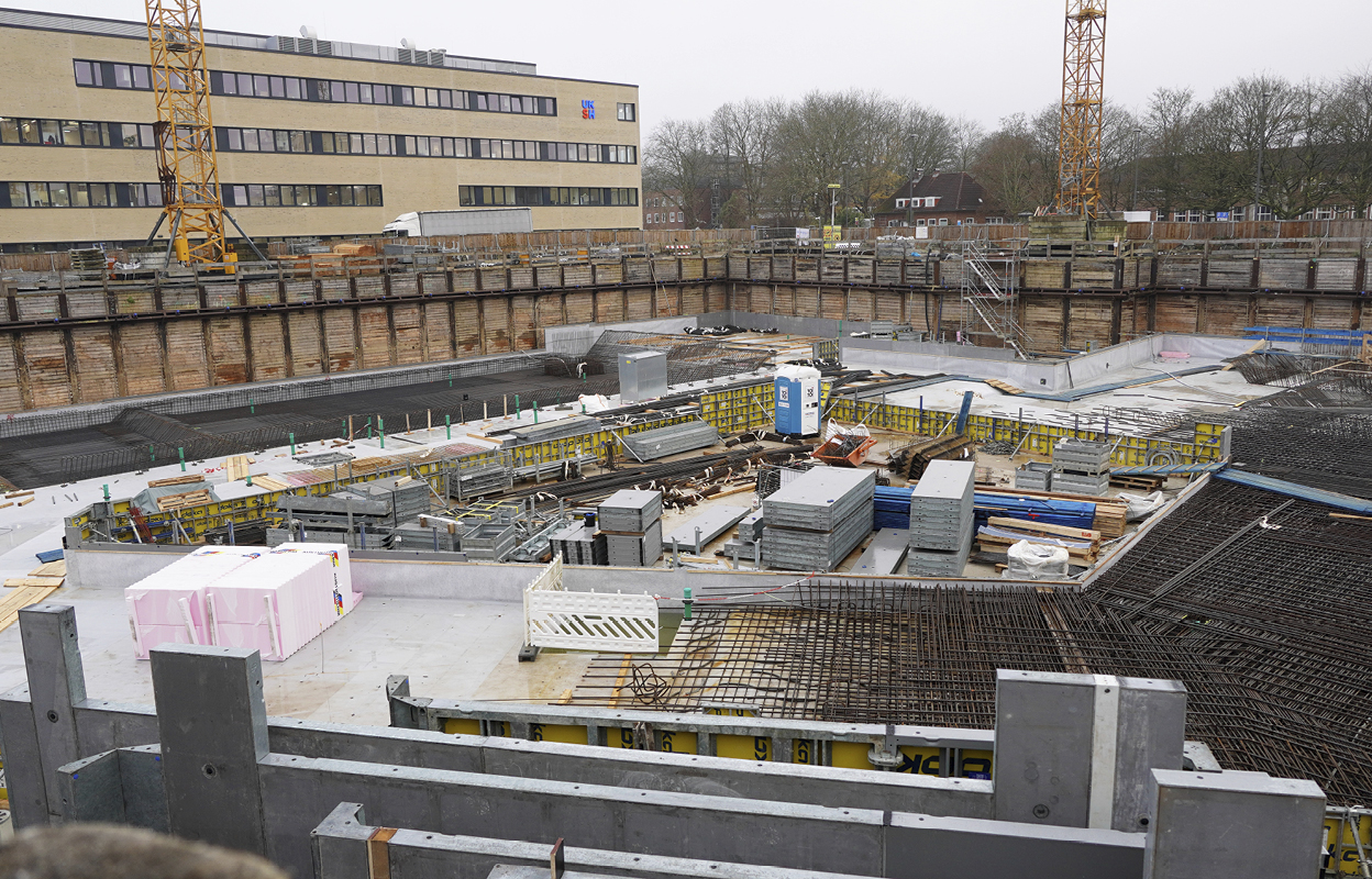 Blick auf das Baufeld von dem Hugo Salomon und dem Braak Forschungszentrum für Integrative Systemmedizin.